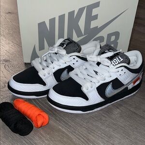 Nike SB Dunk Low “Tightbooth”